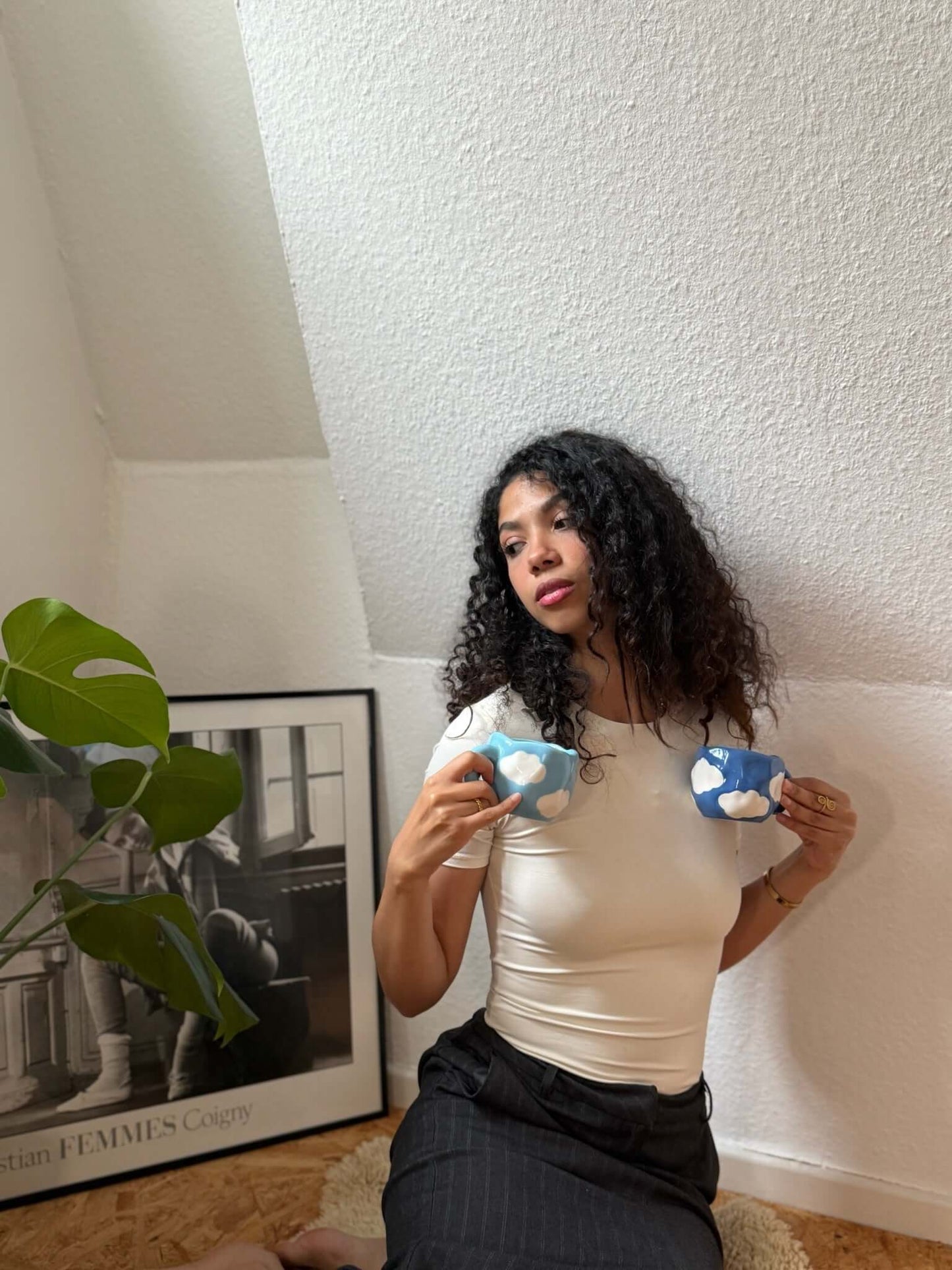 Schöne Tassen hellblau mit Wolkenmotiv