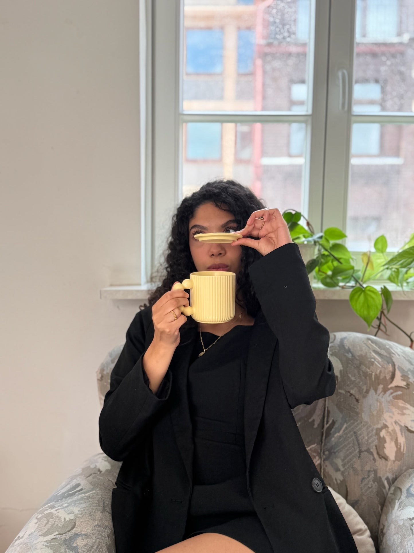 Teetasse gelb mit Sprudelgriff