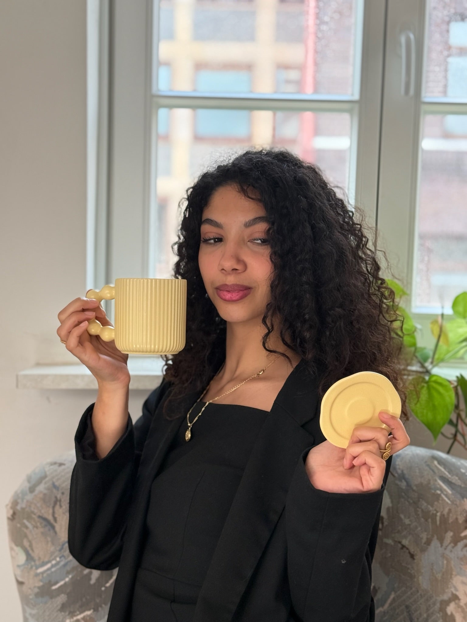 Teetasse gelb mit Sprudelgriff